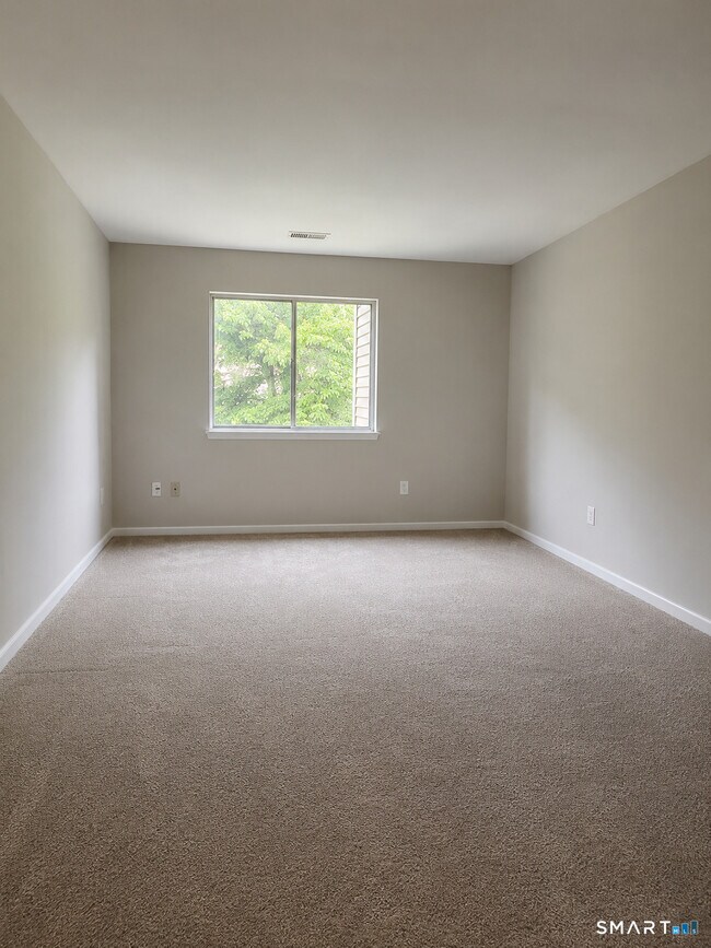 Building Photo - 12 Greenbriar Dr