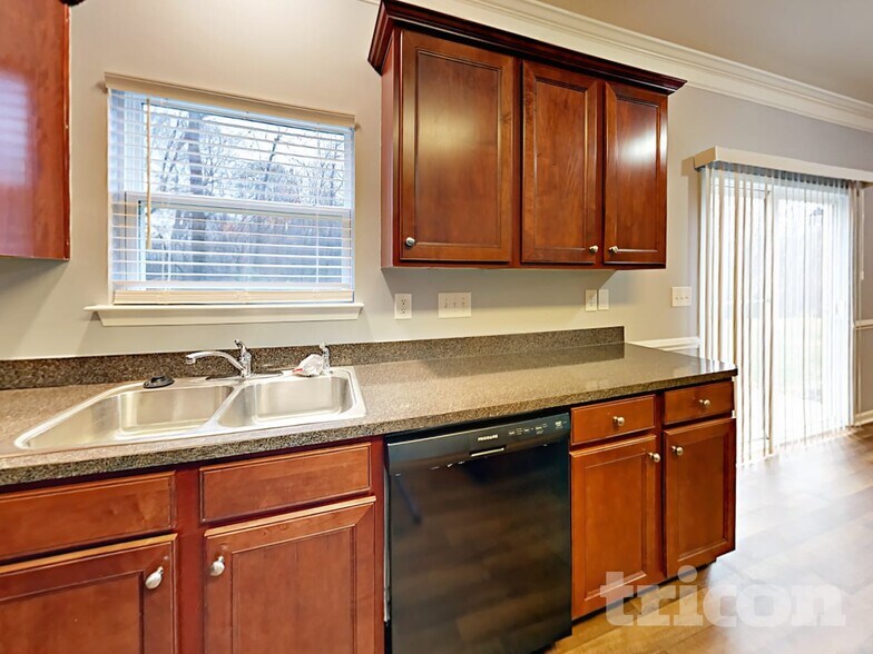 Building Photo - 11709 Oak St