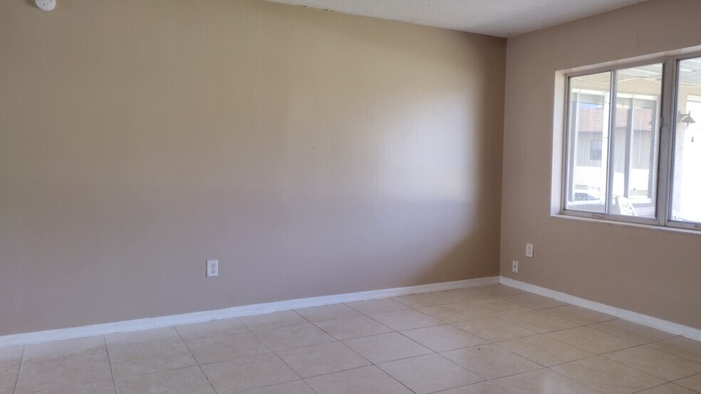 Building Photo - 1348 W Evans Cir