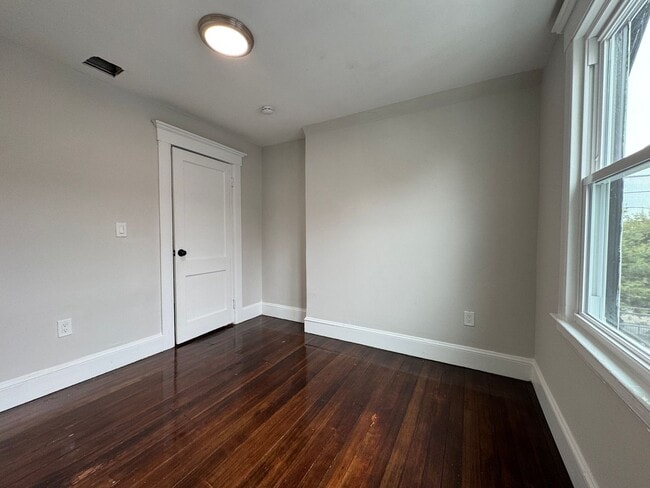 Building Photo - 47-49 Mead St