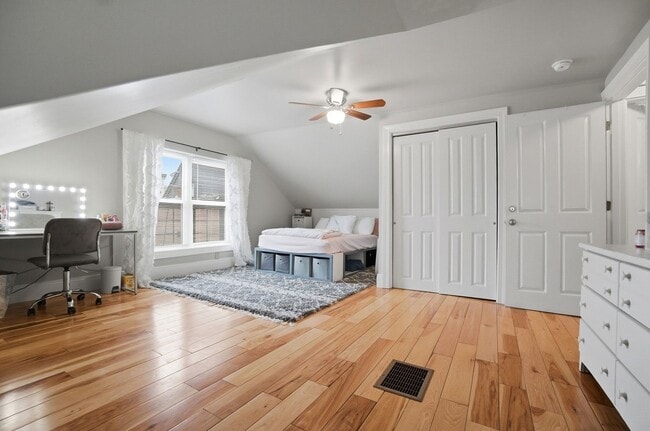 Building Photo - 7 Bed/3 Bath Mins. from UC Campus $700/pp ($4,900/mo)!