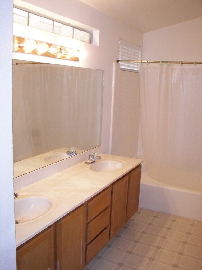 Building Photo - GREAT LOCATION WITH A COMMUNITY POOL