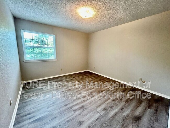 Building Photo - 2415 Oak Manor