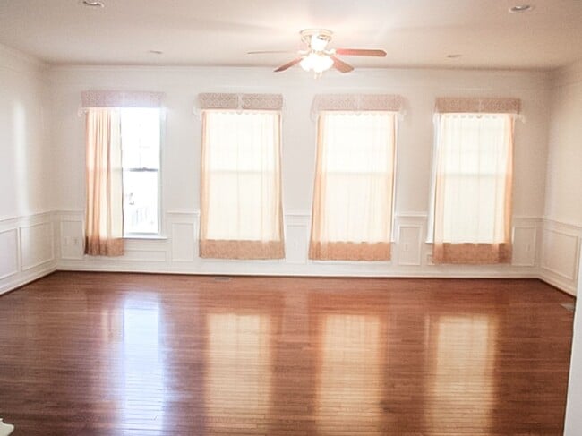 Building Photo - Beautiful 3 Bed 3.5 Bath Interior Townhome In Much Sought After Blooms Mill