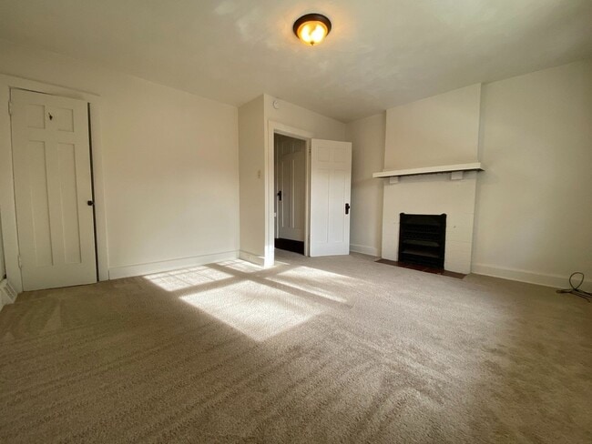 Building Photo - Charming 3 Bedroom Townhome with a Spacious Backyard & Covered Patio! Located in the Heart of Squ...