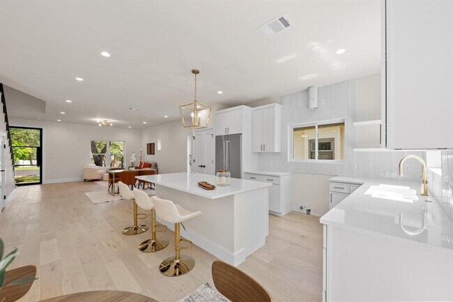 Building Photo - 13 Autumn Oaks Dr