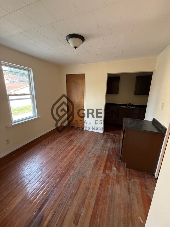 Building Photo - 655-655 E River St