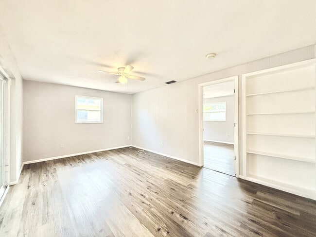 Building Photo - 1501 S Hillcrest Ave