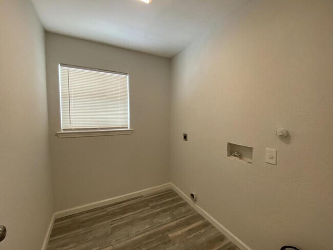 Building Photo - 1138 Santa Anna St