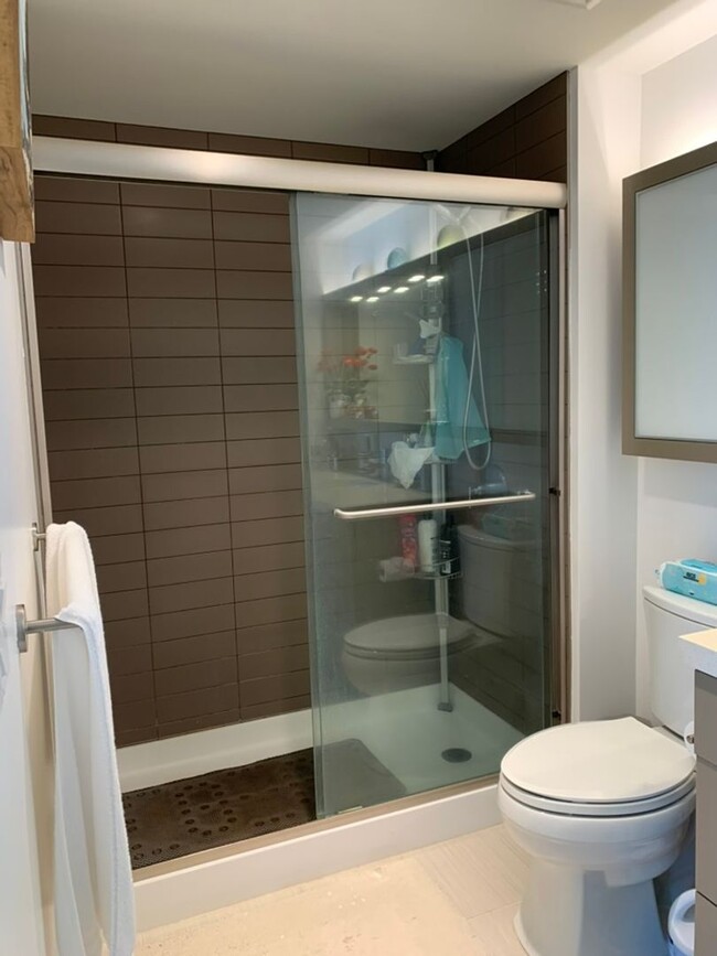 Building Photo - Fully Furnished 3 BR/2 BA/1 Parking on Hig...