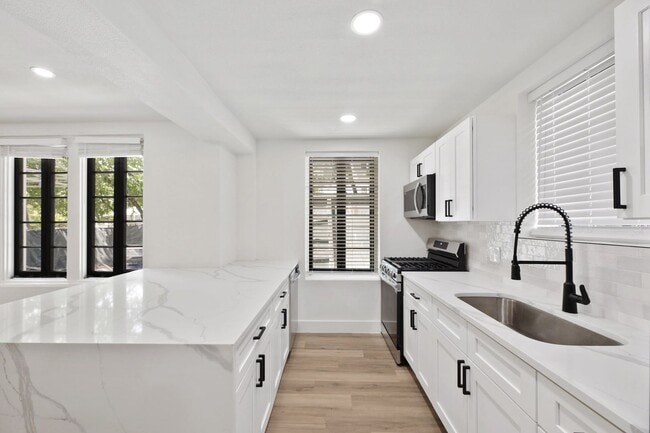 Building Photo - 6 BED 4 BATH + plus study and game room fu...