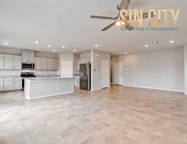 Building Photo - "Spacious 4-Bedroom Oasis with 2.5 Baths i...