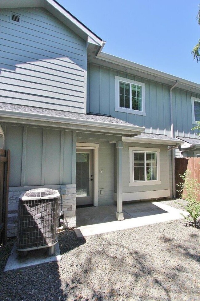 Building Photo - Immaculate Townhouse w/2-Car Garage