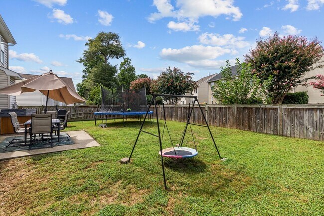 Building Photo - Luxurious 5-Bed, 2.5-Bath Home with Solar Panels in Newport News