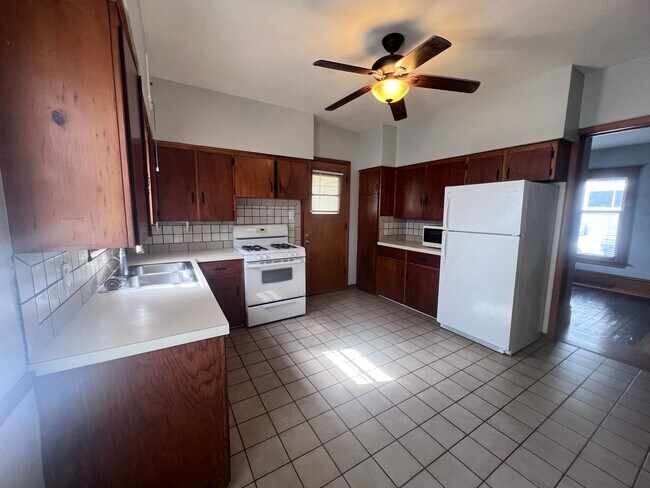 Building Photo - Adorable One Bedroom, Downtown GR!
