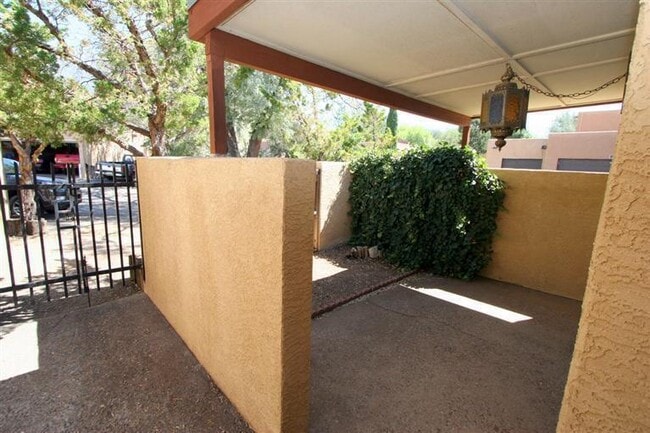 Building Photo - 830 Live Oak Rd NE