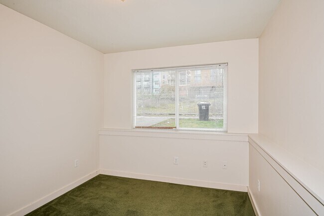 Building Photo - Leasing NOW -- Excellent 7 Bedroom/3 Bathroom Unit Near UW