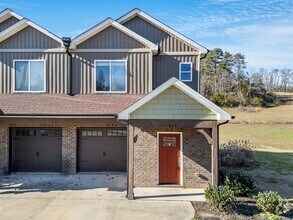 Building Photo - 3 BR Townhome