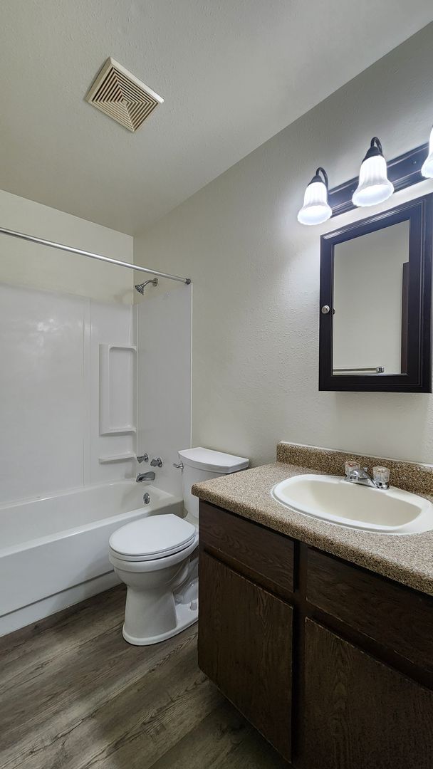 Building Photo - CHA100