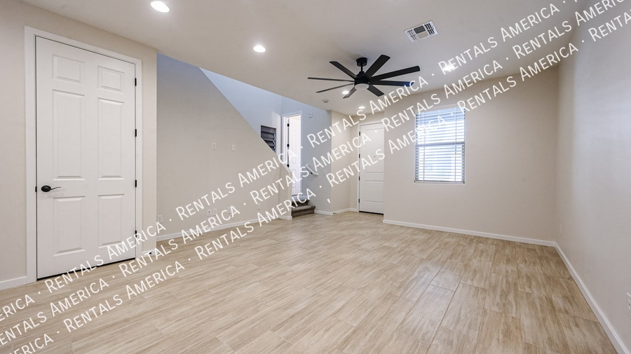 Building Photo - 2858 N Evergreen St