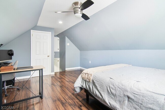 Building Photo - 237 Perry St