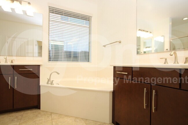 Building Photo - 1465 E Ibis St