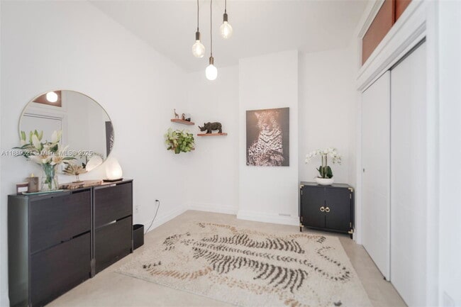 Building Photo - 725 NE 22nd St