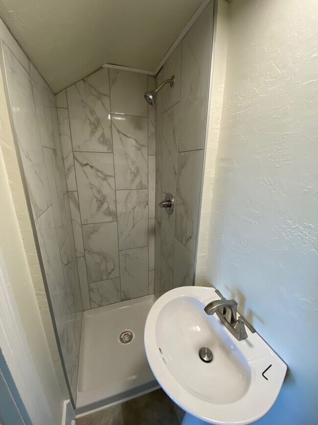 Building Photo - 452 W 10th Ave