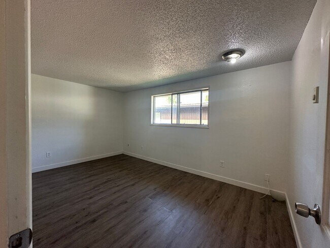Building Photo - 475 NW Walnut Blvd