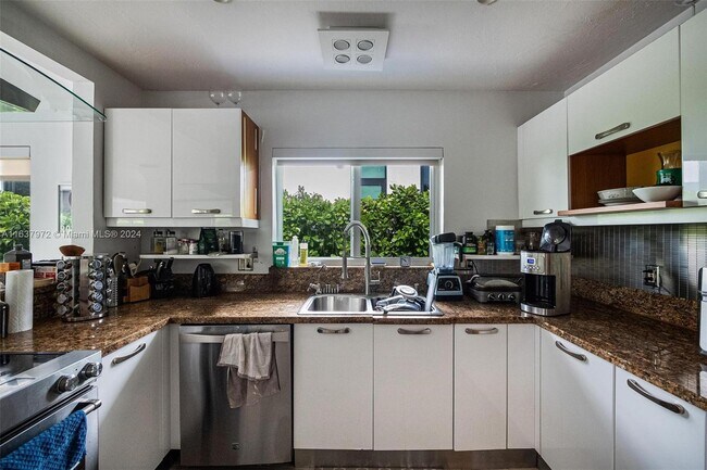 Building Photo - 1250 95th St