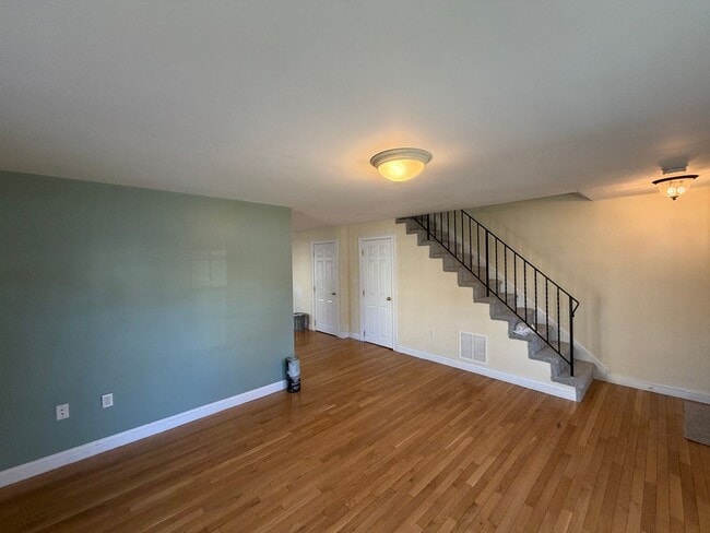 Building Photo - Move-In Ready Townhouse in North Billerica – Unbeatable Transit Access!