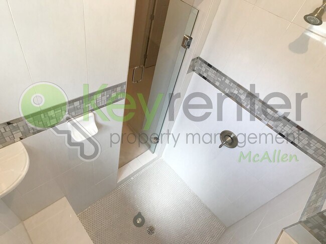Building Photo - 3 Bed/2 Bath Townhome in Mcallen TX