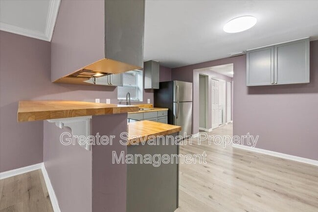 Building Photo - 705 W 47th St