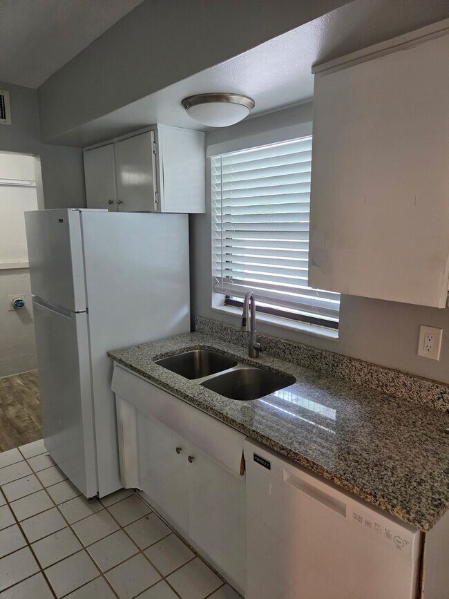 Building Photo - 2939 Los Altos Dr
