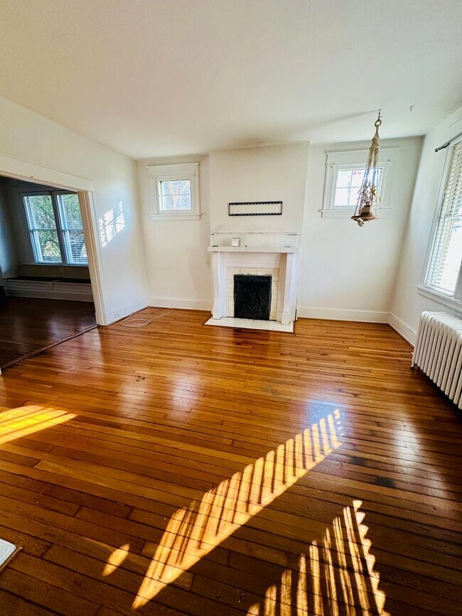 Building Photo - Gorgeous 4bdrm/1.5bth Home Located on Seminary Avenue in Richmond's North Side!!