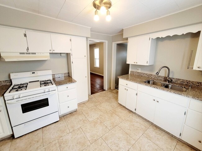 Building Photo - 219 Lane Ave SW