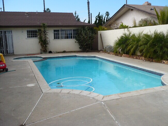 Building Photo - 4 Bed, 2.5 Bath House w/2-Car Garage & Pool