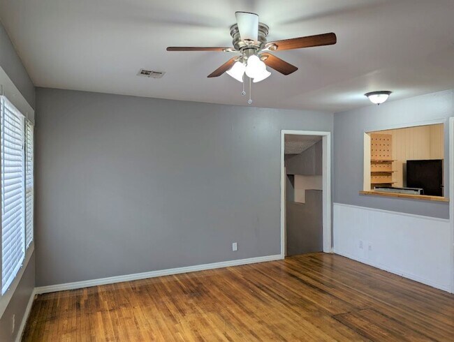 Building Photo - 2 Bed 1 Bath Plus Bonus Living/Office Cottage Style Home-The Village NW OKC