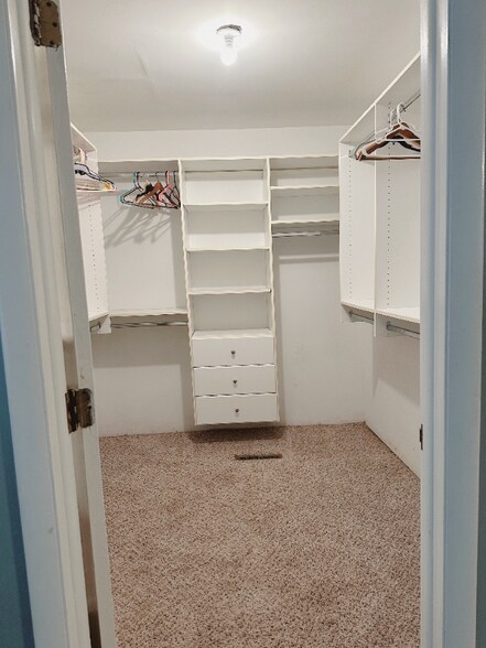 Building Photo - 671 Crest Ln E