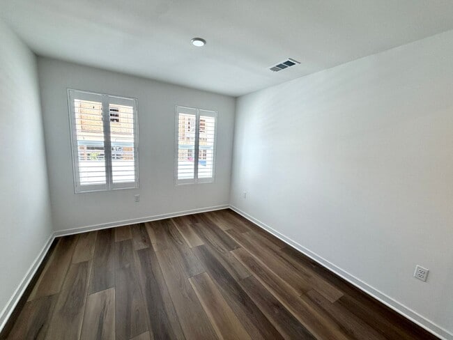 Building Photo - Brand-New Luxury Townhome for Lease in Claremont