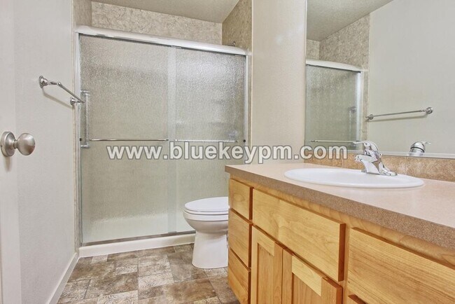 Building Photo - 3 Bed, 2 Bath : A GREAT Multi-Generational Home