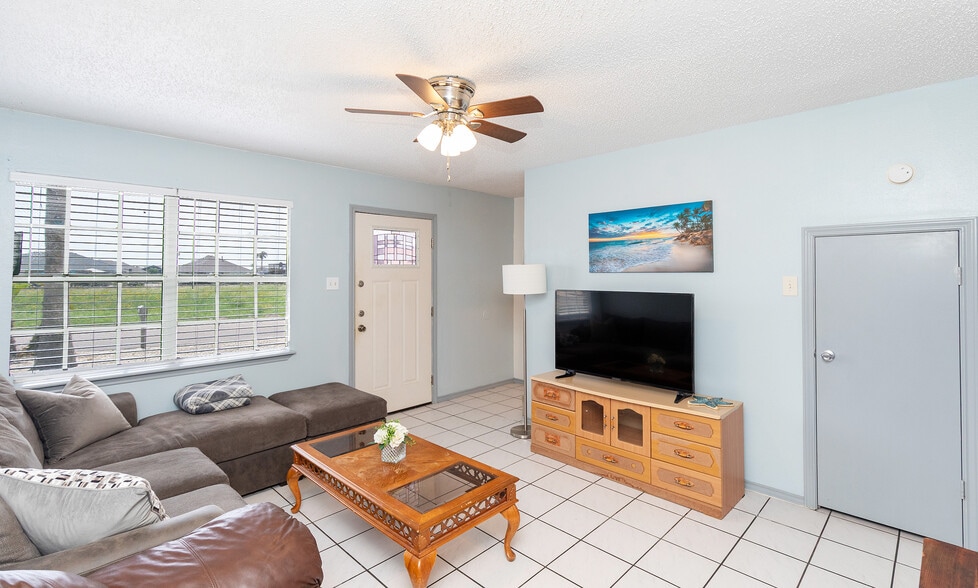 Building Photo - 15622 Cruiser St