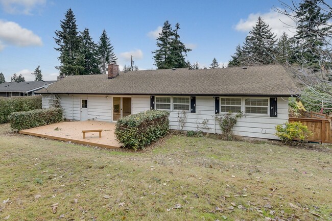 Building Photo - 3 Bedroom Rambler in Kirkland with Large Y...