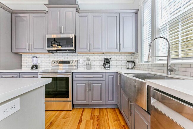 Building Photo - 1220 Carondelet St