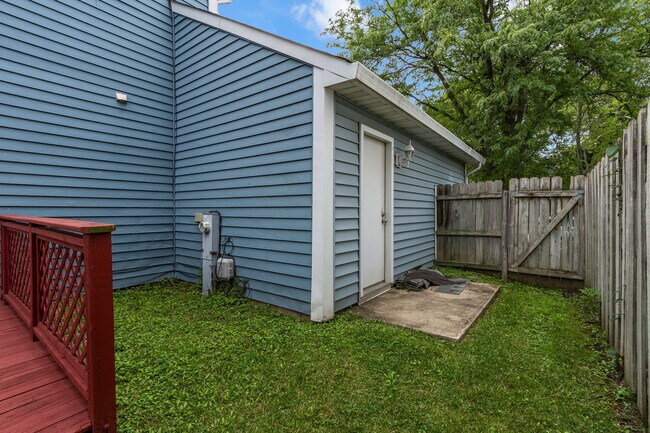 Building Photo - 2S601 River Oaks Dr