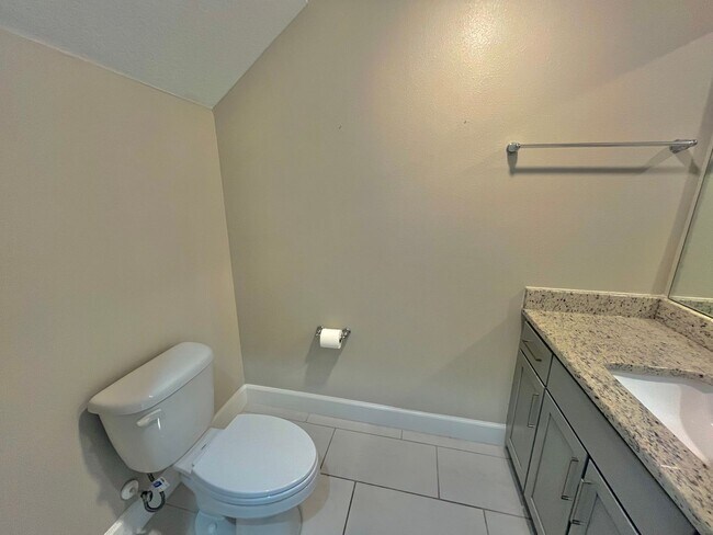 Building Photo - Beautiful 3 Bed, 2.5 Bath Townhome in Mode...