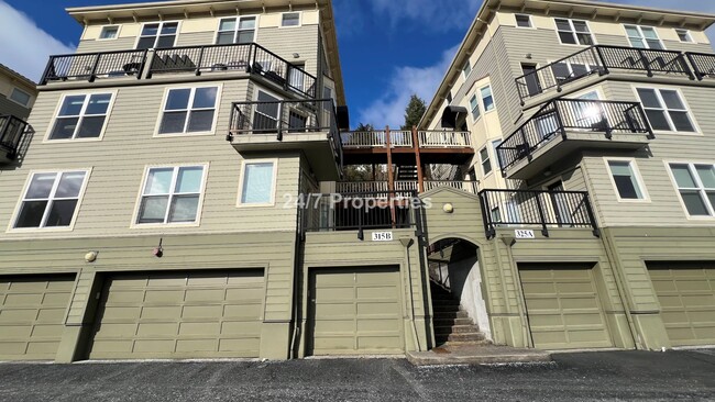 Building Photo - Hilltop 1BD I 1BA Condo + FREE month of re...