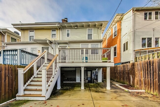 Building Photo - Beautiful TH - 4 bedroom + 3.5 BA - 7 mo -...