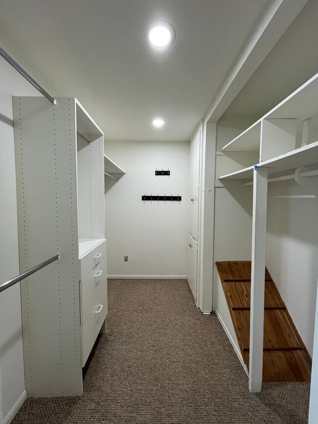 Building Photo - MOUNTAIN VIEWS!! Newbury Park 4+2.5 on cul-de-sac lot!