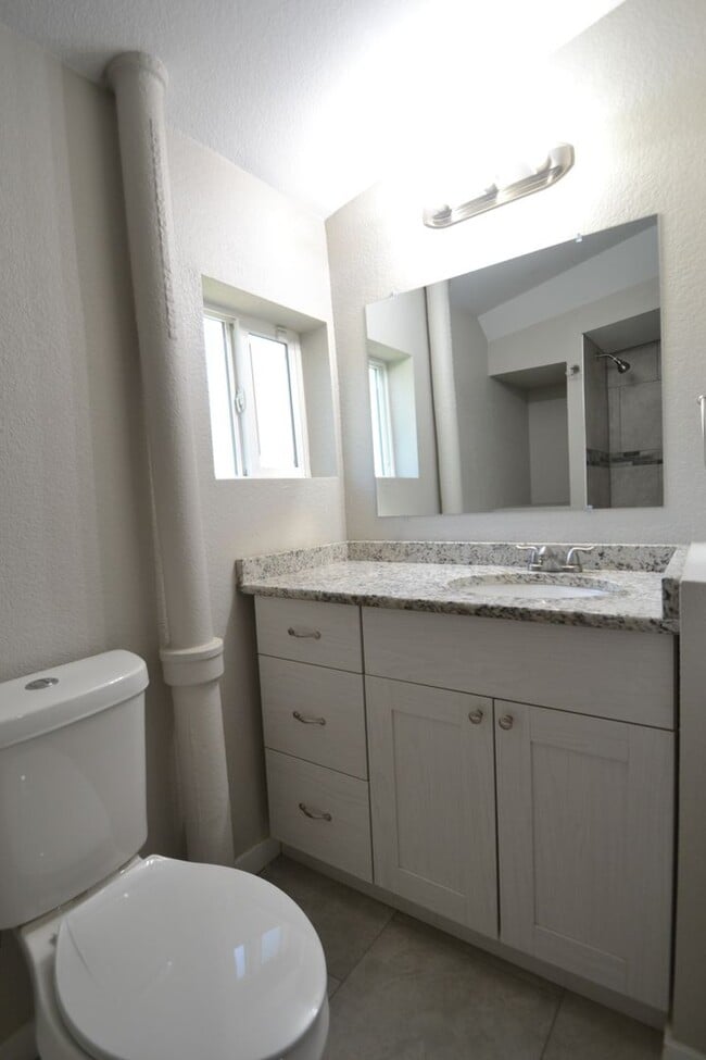 Building Photo - 2 Bed 1 Bath - Fully Renovated - Available...